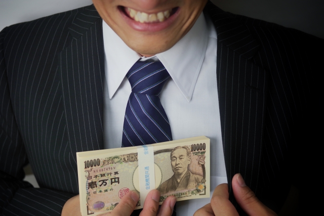 ヤミ金業者は金をせしめてほくそ笑む。京都市の闇金被害の相談は弁護士や司法書士に無料でできます